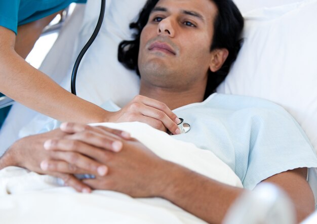 Patient hispanique examiné par un médecin sur un lit médical