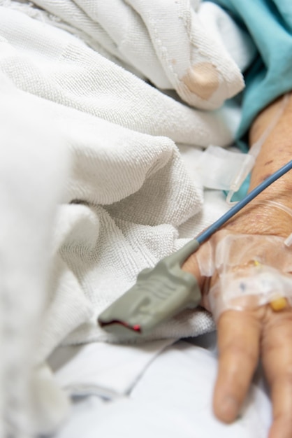 Patient à l&#39;hôpital avec pouls sur le doigt