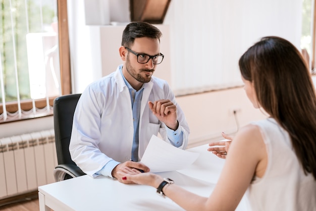 Le patient informe son médecin de ses problèmes de santé.