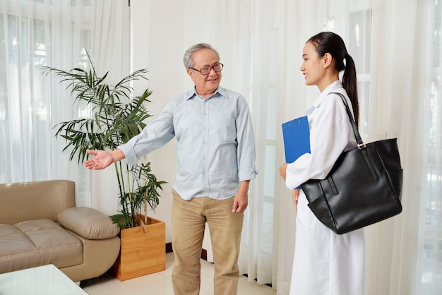 Patient invitant le médecin chez lui