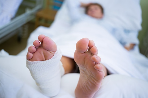 Patient avec une jambe cassée dans un plâtre