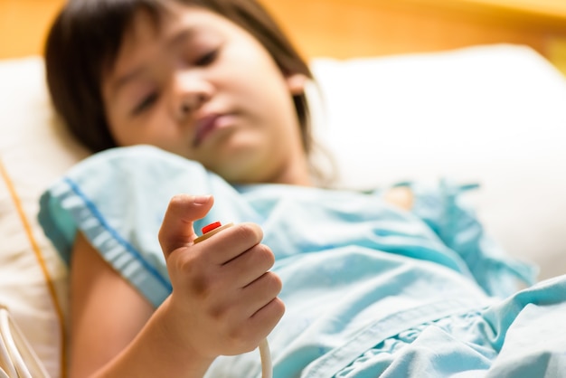 Le Patient Kid Tient Le Bouton D'appel D'urgence En Main.