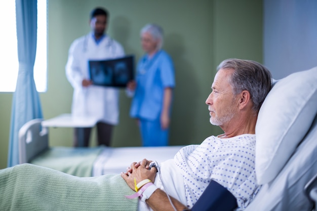 Patient malade allongé sur le lit