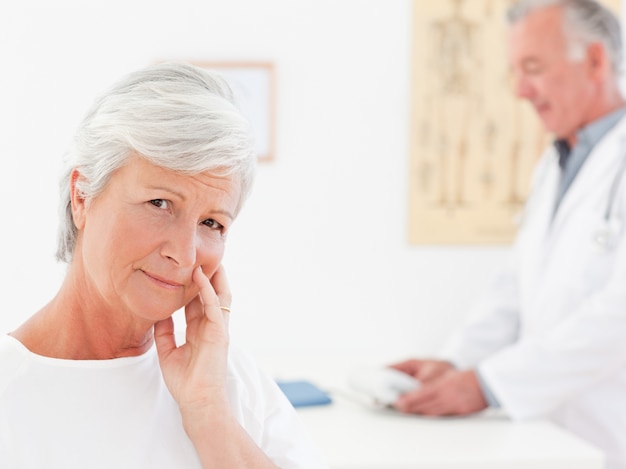 Patient malade avec son médecin