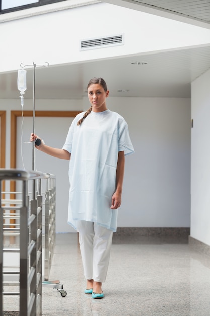 Patient marchant avec un pied de goutte à goutte