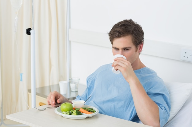 Patient masculin ayant un repas à l&#39;hôpital