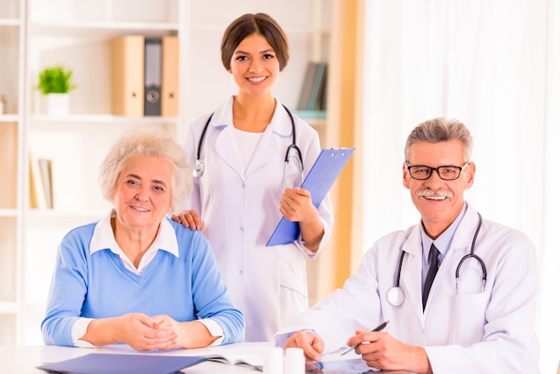 Patient médecin et infirmière posant sur la cam.