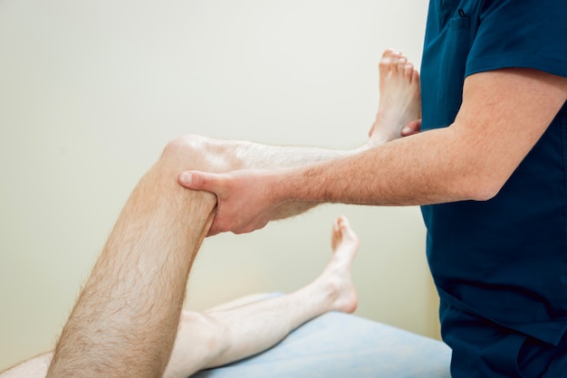 Patient avec médecin orthopédiste dans son bureau.