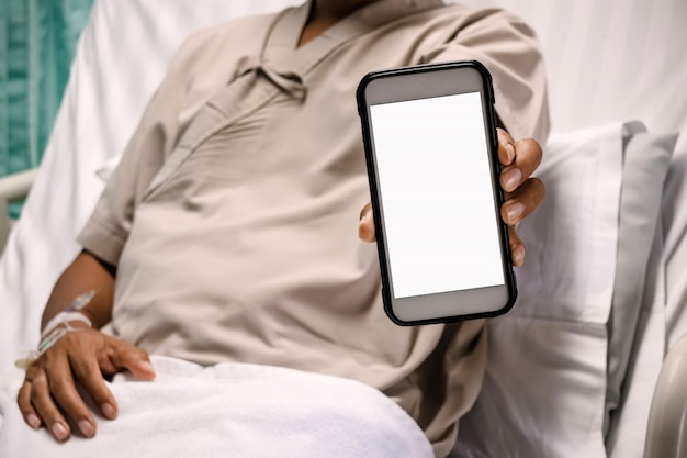 Patient montrant le moniteur du smartphone à l'hôpital