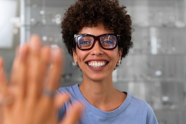 Photo patient ophtalmologiste essayant de nouvelles lunettes