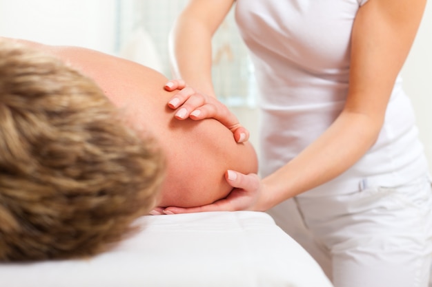 Patient à la physiothérapie - massage