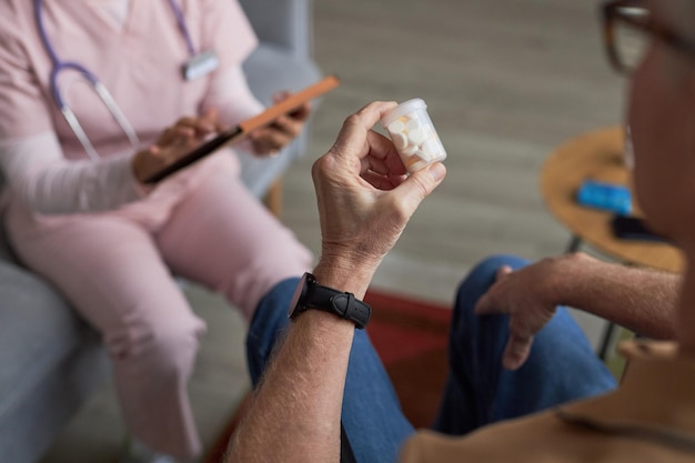 Patient prenant des pilules données par un médecin