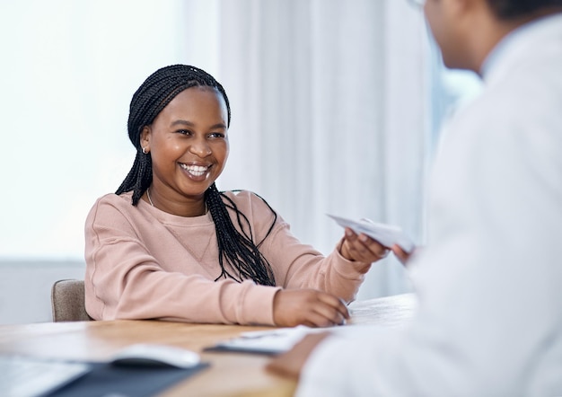 Patient recevant une ordonnance médicale et une note de maladie d'un médecin lors d'un examen de consultation et d'une visite dans un hôpital ou une clinique Femme souriante heureuse avec un bon service de santé et un traitement