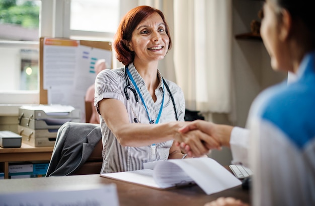 Le patient rencontre un médecin