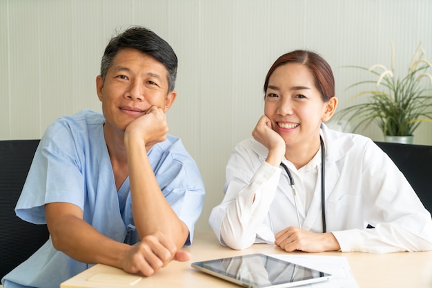 Patient senior asiatique ayant une consultation avec un médecin