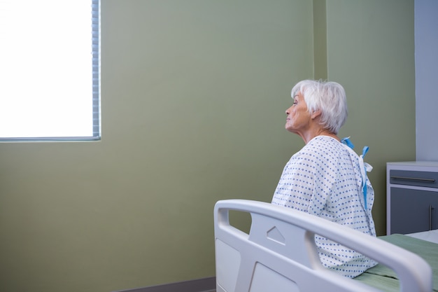 Patient senior assis à l'hôpital