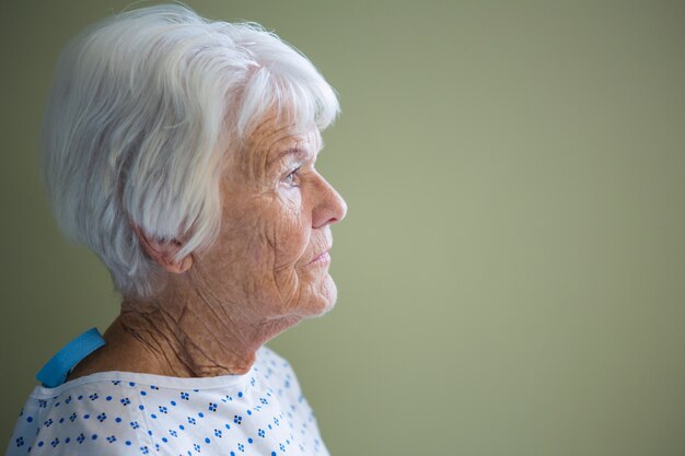 Patient senior debout à l'hôpital