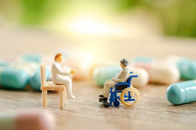 patient senior en fauteuil roulant consulte le médecin, concept de soins de santé.