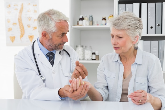 Patient senior féminin en visite chez un médecin