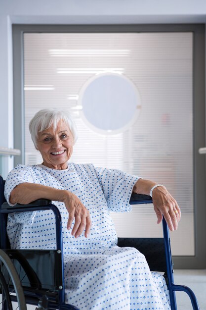 Patient senior handicapé en fauteuil roulant dans le couloir de l'hôpital à l'hôpital