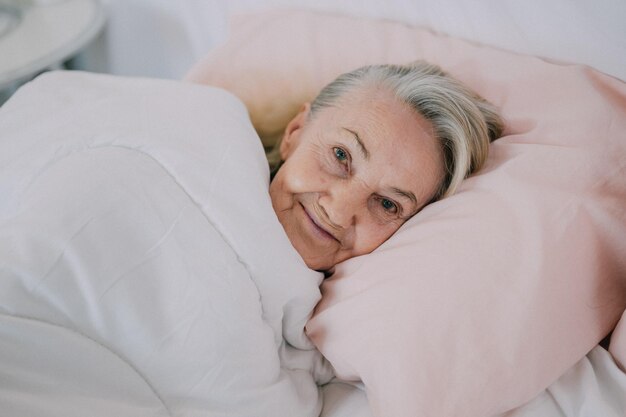 Photo patient senior avec infirmière de soins à domicile