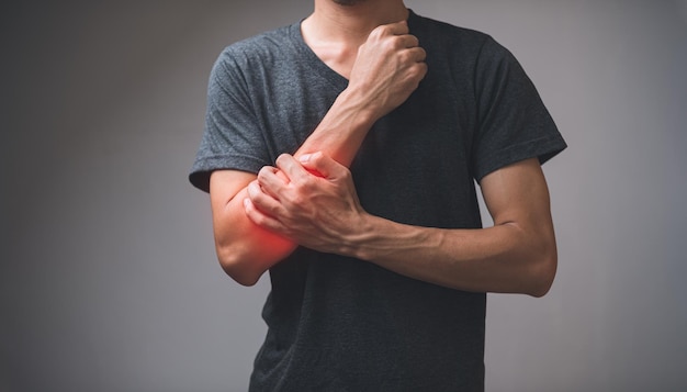 Patient de sexe masculin souffrant de douleur au tendon osseux du bras selon les principes médicaux