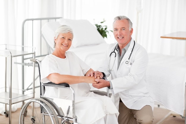 Patient avec son médecin en regardant la caméra