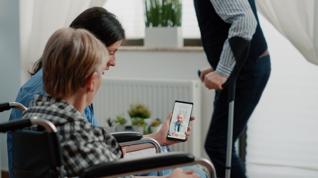 Patient supérieur parlant au docteur sur l'appel visuel