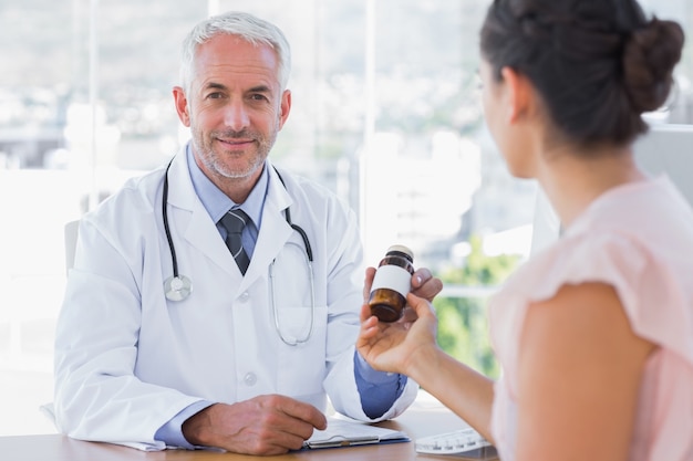 Patient tenant une bouteille de pilules