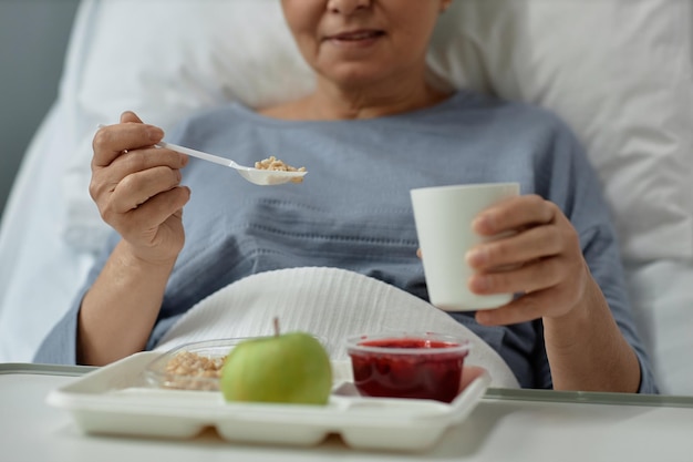 Patient en train de déjeuner à l'hôpital