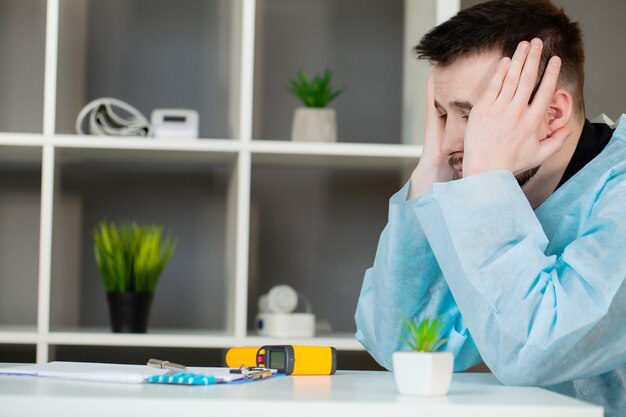 Un patient triste découvre un diagnostic décevant