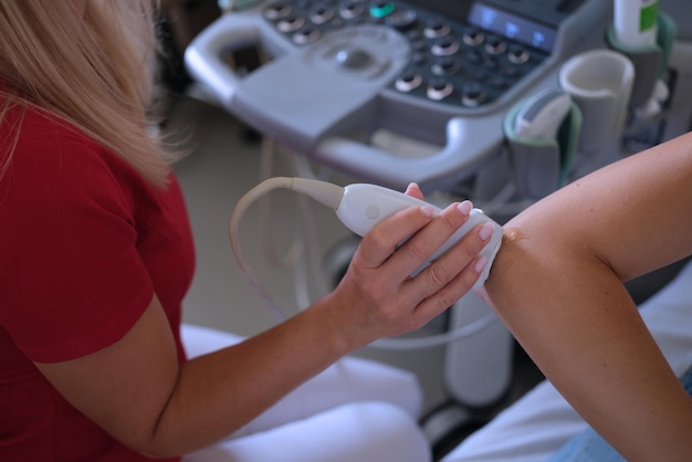 Le patient vient traiter la douleur musculaire chez un médecin professionnel en médecine et en soins de santé par ultrasons