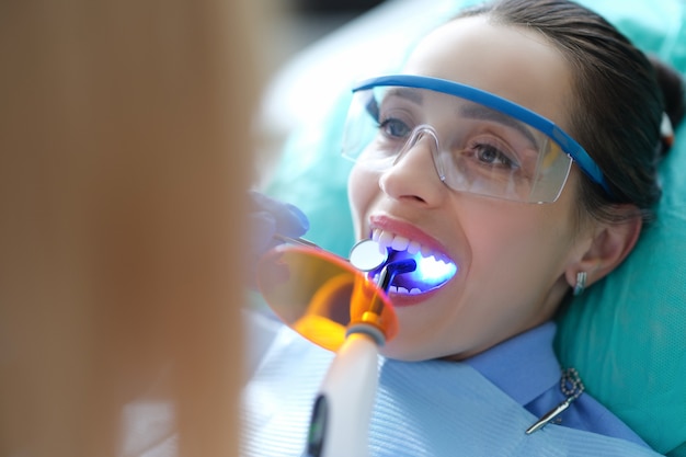 Patient visitant le dentiste pour un contrôle régulier et un gros plan de remplissage des dents