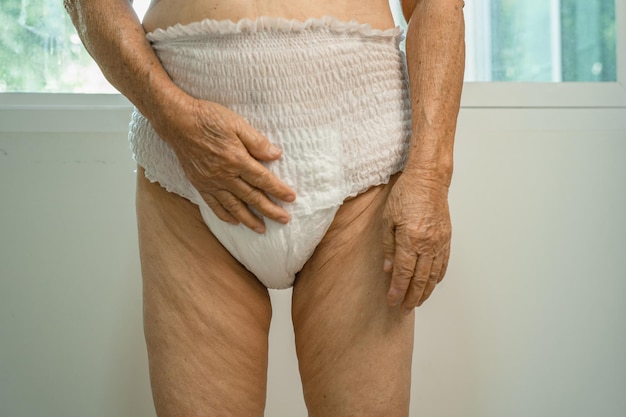 Patiente âgée asiatique portant une couche d'incontinence à l'hôpital en bonne santé concept médical fort