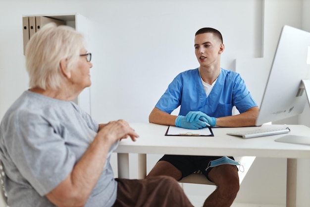 Une patiente âgée est examinée par une consultation professionnelle de médecin