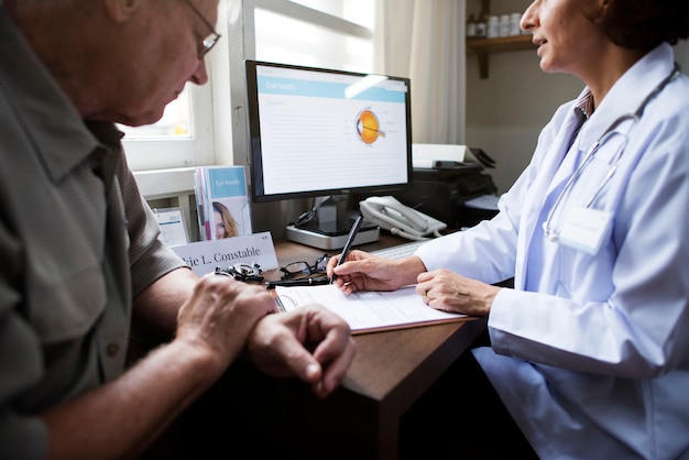 Une patiente âgée rencontre un médecin à l&#39;hôpital