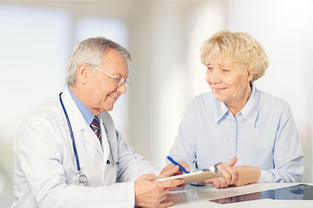 Patiente âgée visitant un médecin au cabinet médical