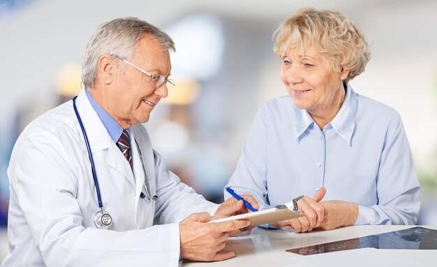 Patiente âgée visitant un médecin à