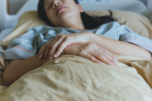 Patiente allongée sur le lit d'hôpital