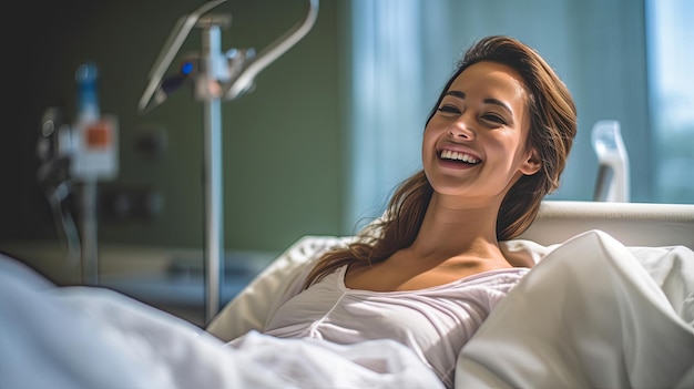 Une patiente allongée satisfaite souriante sur un lit d'hôpital moderne