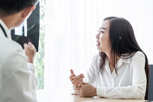 Patiente asiatique et médecin discutent