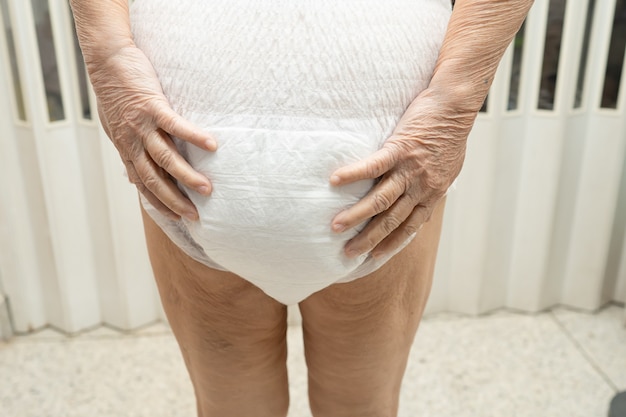 Patiente asiatique senior portant une couche d'incontinence à l'hôpital.