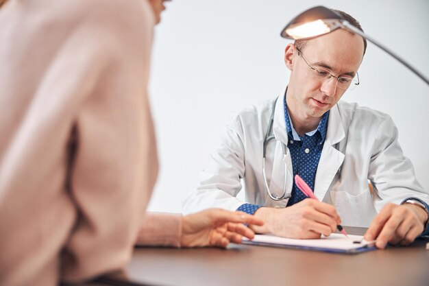 Patiente assise dans le bureau du médecin