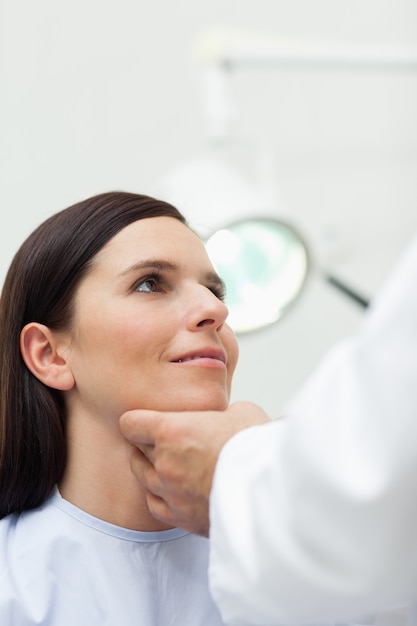 Une patiente auscultée par un médecin