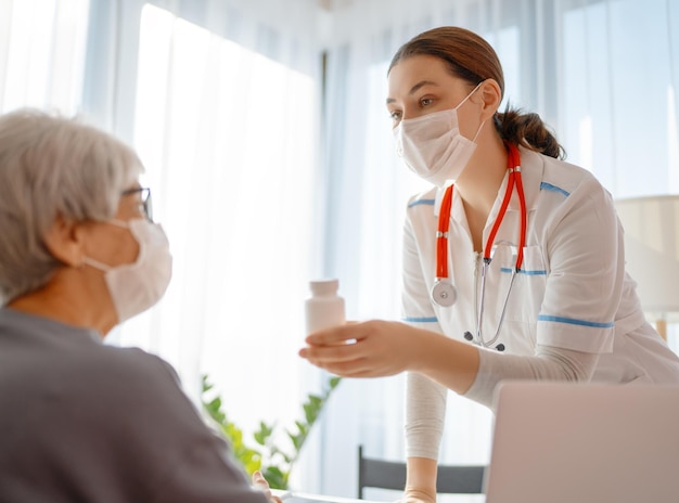 Patiente écoutant un médecin à l'hôpital.