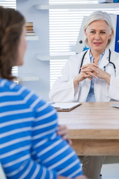 Patiente enceinte consultant un médecin