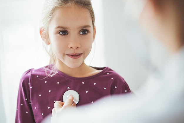 Patiente enfant fille à l'inspection médicale habituelle. Médecin et enfant patient à la maison. Médecine, concepts de soins de santé