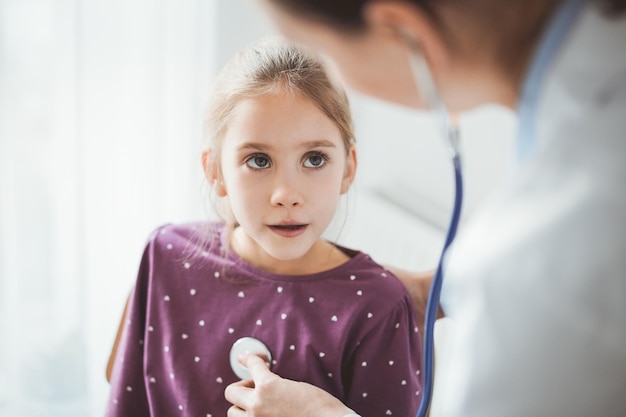 Patiente enfant fille à l'inspection médicale habituelle. Médecin et enfant patient à la maison. Médecine, concepts de soins de santé