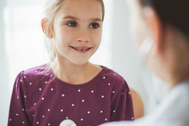 Patiente enfant fille à l'inspection médicale habituelle. Médecin et enfant patient à la maison. Médecine, concepts de soins de santé