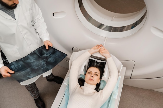 Une patiente fait une tomodensitométrie par tomodensitométrie de la poitrine pour l'examen de l'abdomen dans une salle de tomodensitométrie CT scan de l'abdomen d'une femme dans une clinique médicale